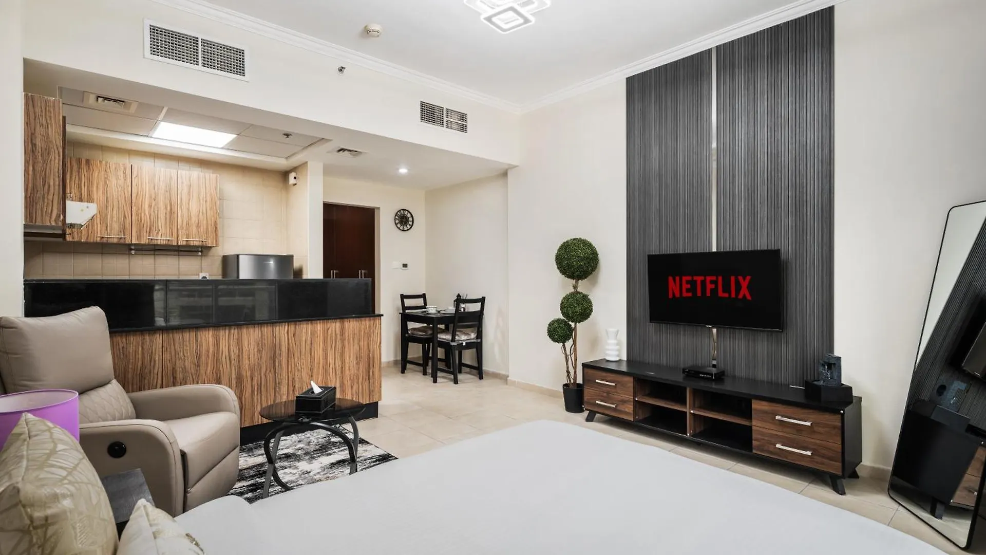 Spacious Studio Apartment In Downtown Dubai