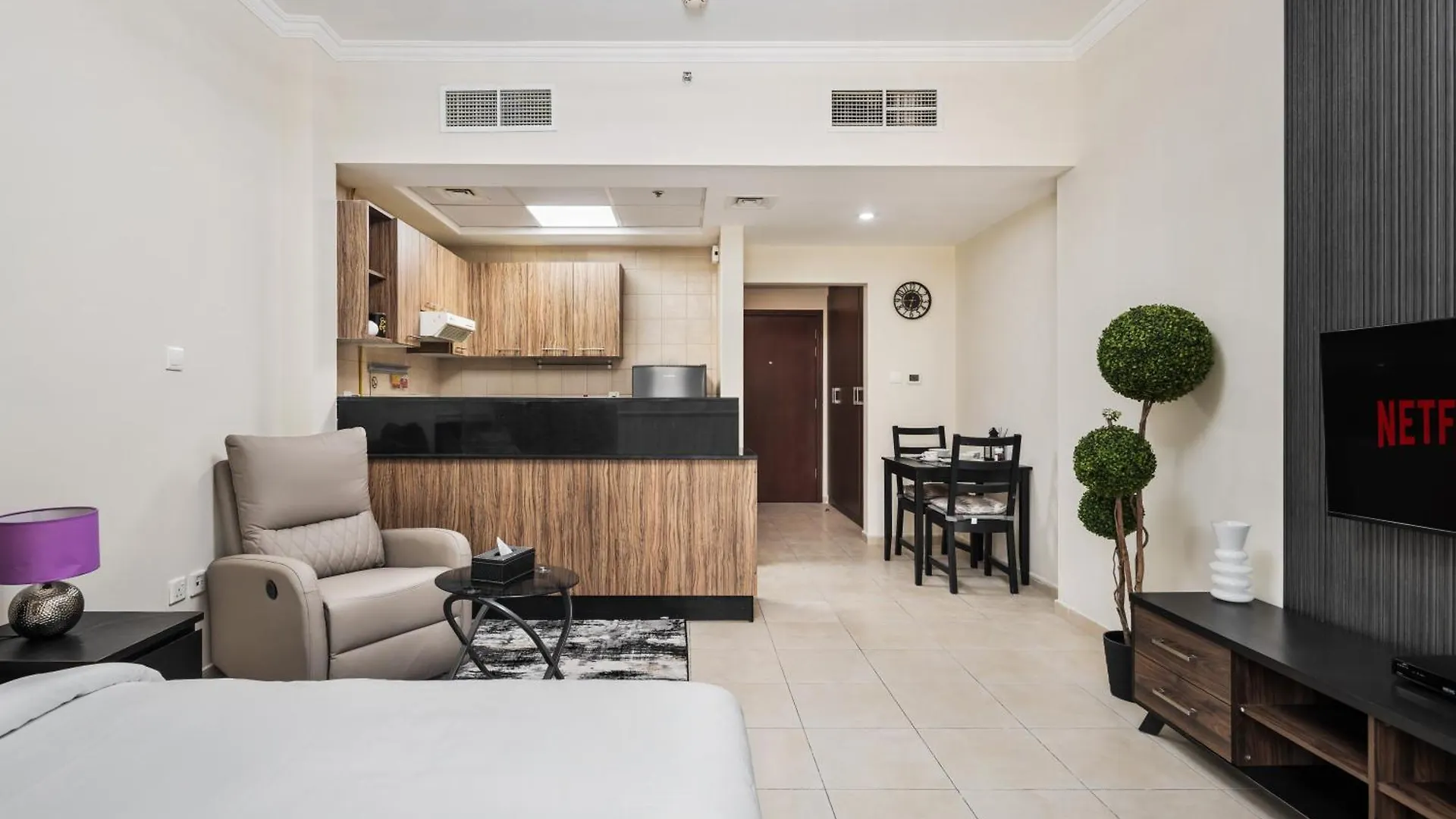 Spacious Studio Apartment In Downtown Dubai