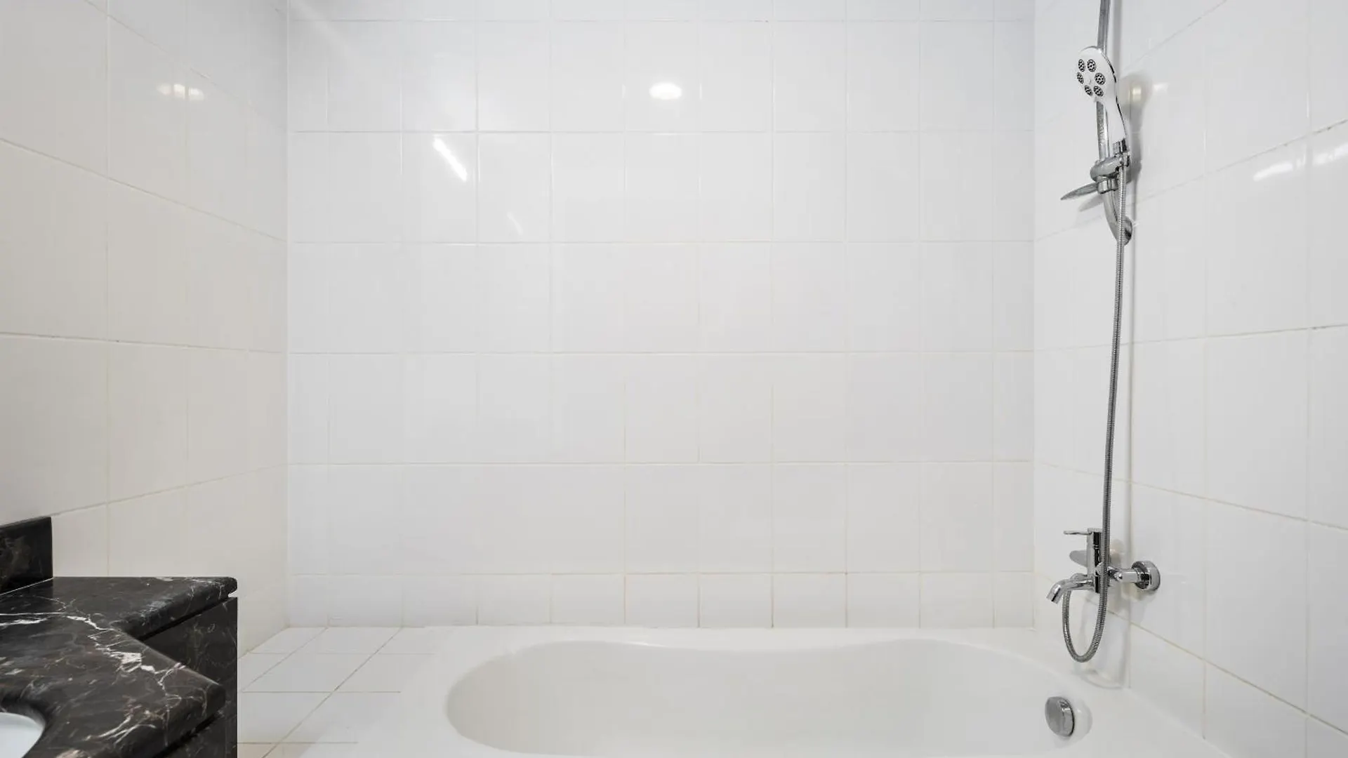 Spacious Studio Apartment In Downtown Dubai 0*,